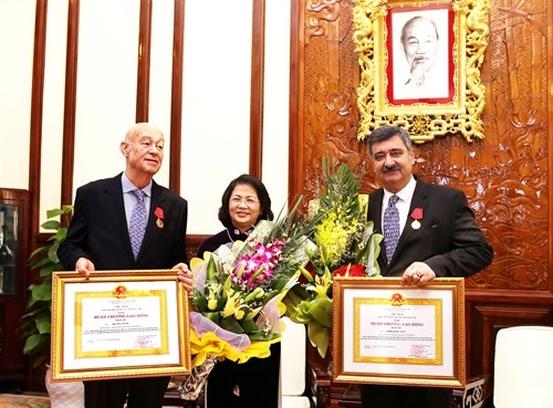 Việt Nam trao Huân chương Lao động hạng Ba cho Chủ tịch danh dự và Chủ tịch đương nhiệm Làng SOS trẻ - ảnh 1